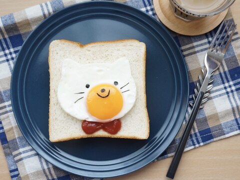 目玉焼きねこ食パン-100均セリアのアイテム